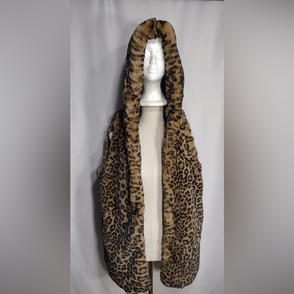 Carmen Marc Valvo Jackets & Blazers - Carmen Leopard Print Faux Fur Hooded Vest size L pre owned Exellent condition